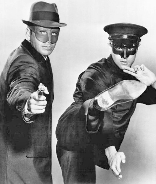 Uma imagem dos atores Van Williams e Bruce Lee à caráter da série "O Besouro Verde".