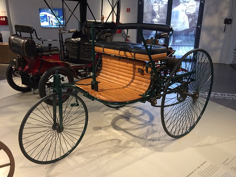 Um dos primeiros carros de três rodas da história em exibição em um museu.