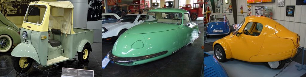 Três carros de três rodas em exibição em um artigo.