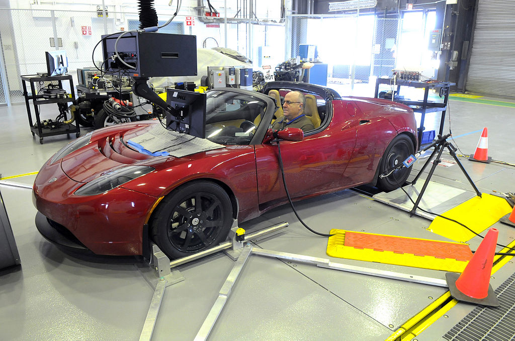 Um Tesla Roadster em uma plataforma de testes verificando a quantidade de cavalo que o carro faz.