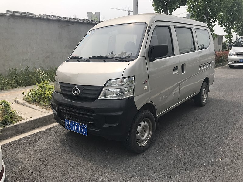 Uma van da Chana Motors parada em uma rua.