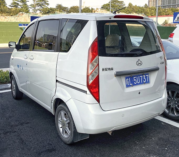 Uma minivan da Chana Motors estacionada.