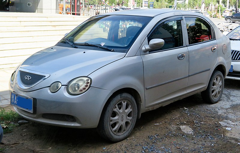 Um Chery sedã parado em uma rua.