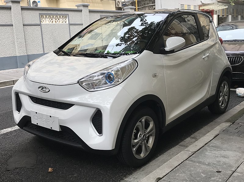 Um Chery supercompacto elétrico parado em uma rua.