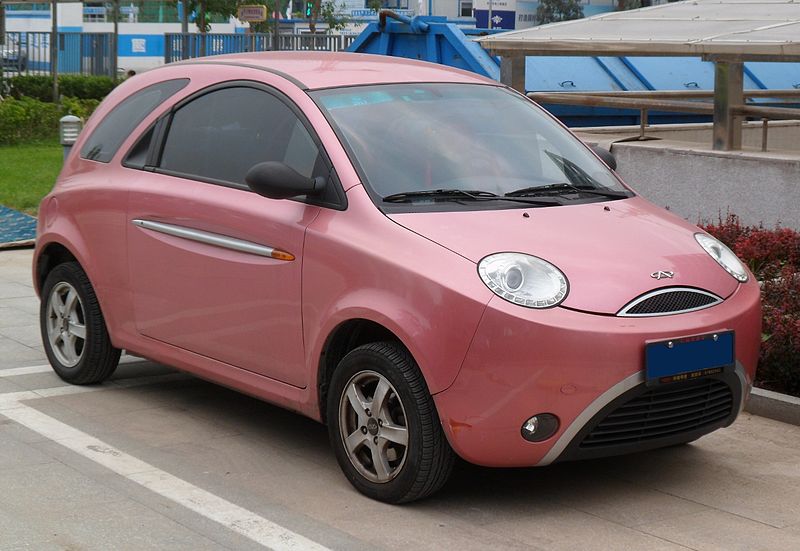 O Chery QQme parado em um estacionamento.