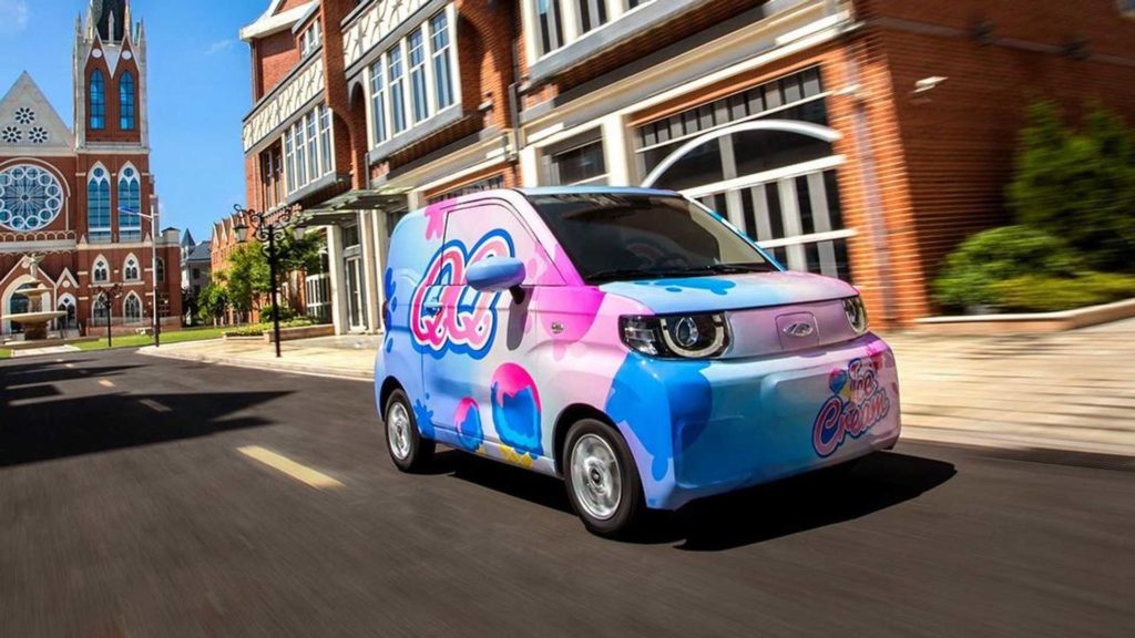 O QQ Ice Cream com camuflagem automotiva em imagens promocionais.