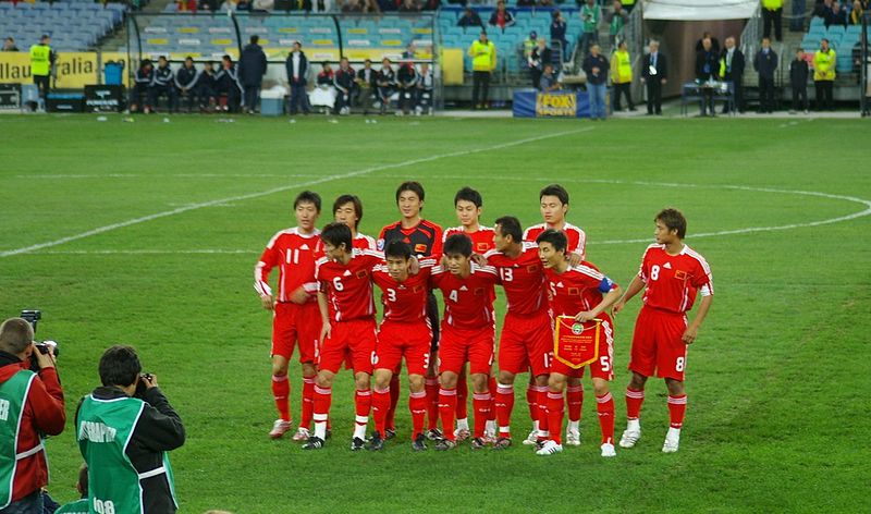 A seleção posando para fotos para as eliminatórias da Copa do Mundo na China.