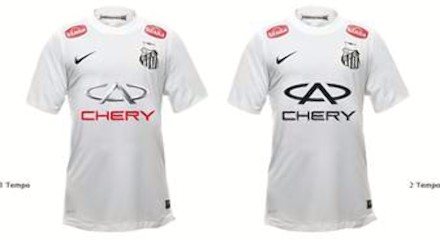 Dois uniformes do Santos F.C. com o símbolo da Chery.