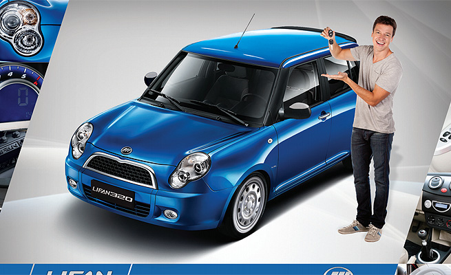 Rodrigo Faro, um dos garotos-propaganda de carros chineses, exibe uma chave ao lado de um Lifan 320 azul.