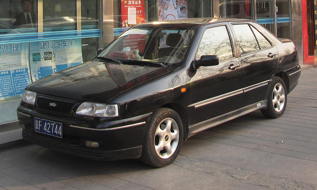 O primeiro carro da história da Chery, o Chery SQR7160 Fengyun, estacionado em uma rua.