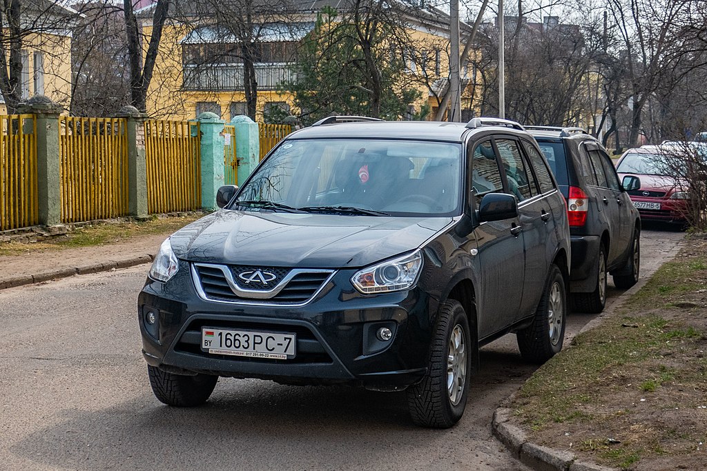 Uma marca na história da Chery, um Tiggo parado em uma praça.