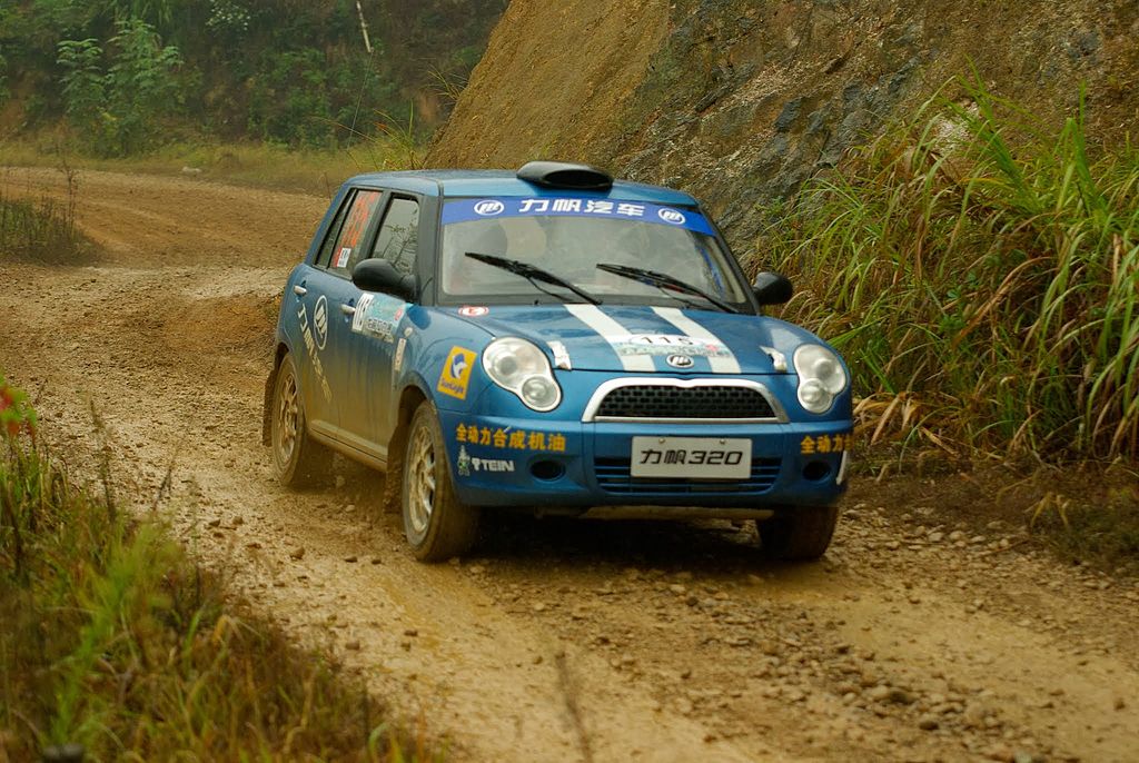 Um destaque da história da Lifan, um Lifan 320 pilotando em uma pista de terra.