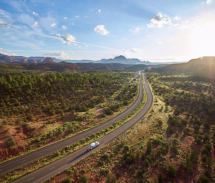 Uma estrada em um pôr-do-sol. Atente-se à manutenção preventiva antes de cair na estrada.