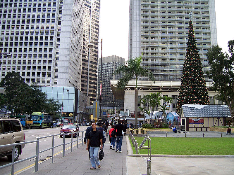 Uma rua decorada em Hong Kong, marcando o Natal na China