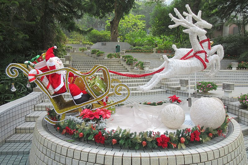 Uma praça decorada com o Papai Noel e renas no Natal na China